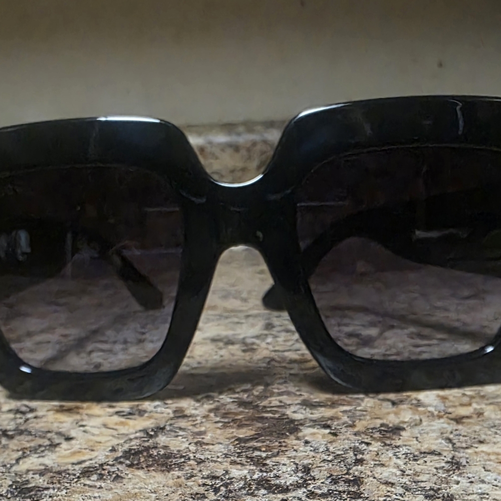 Chic Black Square Sunglasses - image 2
